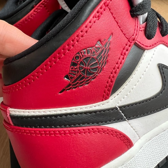 Air Jordan 1 Mid - Chicago Black Toe (GS) - Size US 4.5Y (Unisex) - Picture 9 of 16